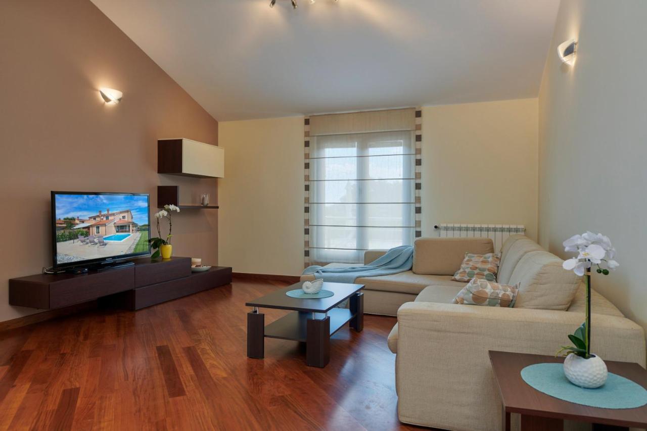 Villa Bartona For 8 Persons With Private Swimmingpool Póla Kültér fotó