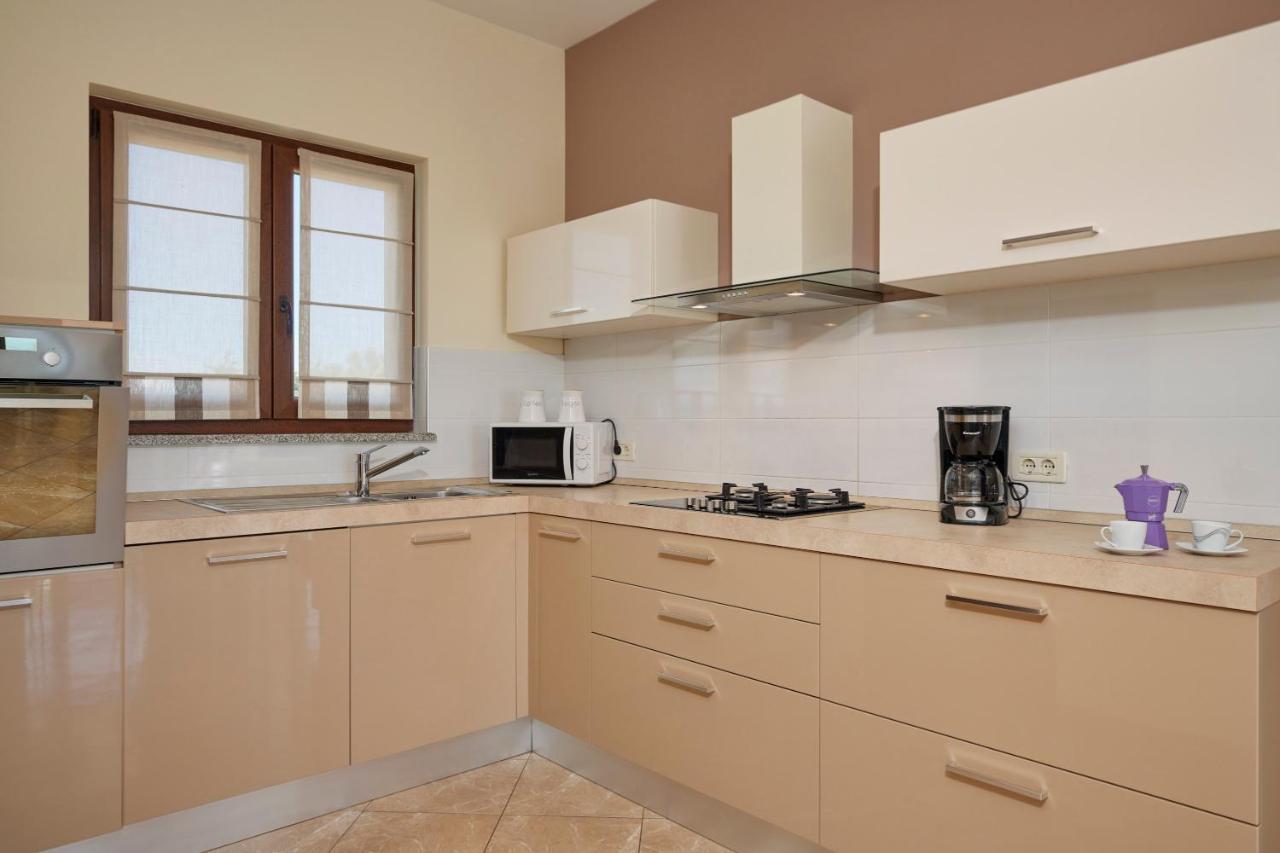 Villa Bartona For 8 Persons With Private Swimmingpool Póla Kültér fotó