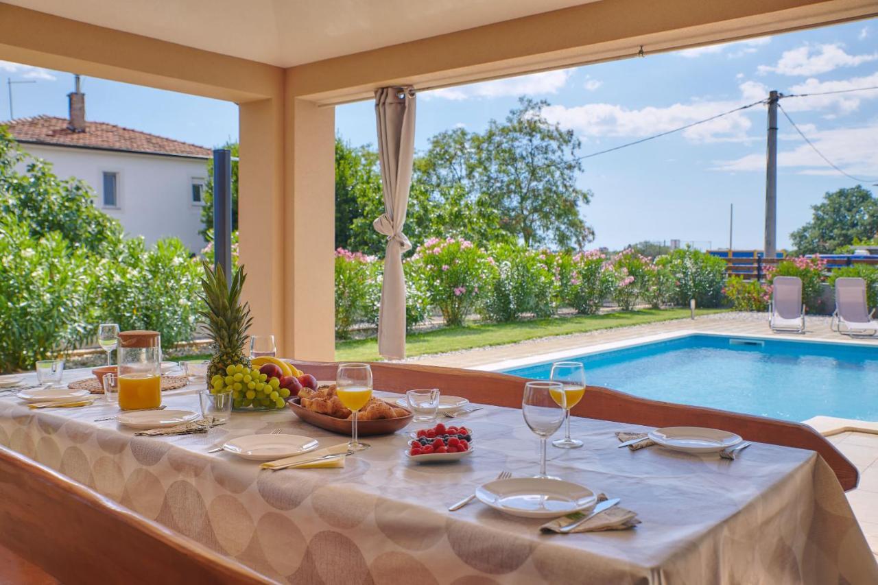 Villa Bartona For 8 Persons With Private Swimmingpool Póla Kültér fotó